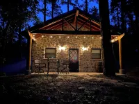 Riverstone Cottage, Bright and Airy Forest Retreat Отели рядом с достопримечательностью «оз. Линкс»