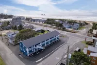 Kitchenette and Nearby Dining Options - Charming Ocean View Oasis Hotels in Rockaway Beach