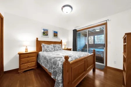 Hot Tub, Community Pool, Recreation Passes and Bikes - Charming Oasis