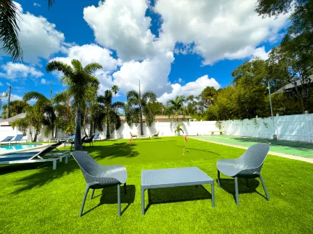 Pristine Pool and Mini Golf - Stylish Coastal Retreat Отели рядом с достопримечательностью «Библиотека Клируотер Мейн»