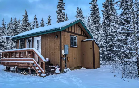 Breathtaking Mountain Views and Cozy Cabin Comforts - Charming Oasis