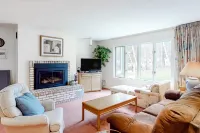 Ski condo with locker, shuttle, fast WiFi, fireplace, washer/dryer & AC 슈거부시 리조트 주변 호텔