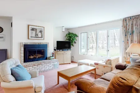 Ski condo with locker, shuttle, fast WiFi, fireplace, washer/dryer & AC