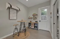 Fenced Courtyard and Relaxing Hot Tub - Exquisite Cottage