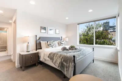 Private Rooftop Patio with Skyline View - Modern Chic Sanctuary Hotels in Eastlake