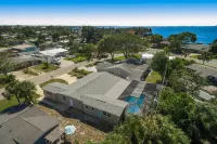 Charming dog-friendly house with heated pool, well-equipped kitchen, grill, & AC