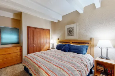 Designer Forest-View Condo with Balcony, Wood Stove & Sunroom - Near Slopes