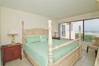 Oceanfront Retreat - Elevator, Pool, Internet, Waterfront Emerald Isle Beach Gear & Linens 주변 호텔