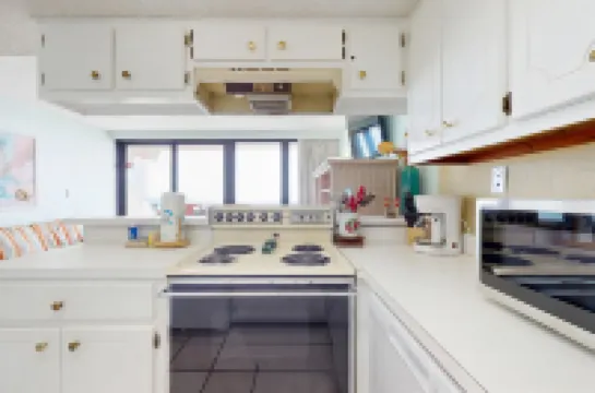 Gulf-Front Condo w/Shared Pool, Beach Access, Private Waterfront Balcony, & A/C Hotels in 