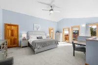 Expansive Deck and Hot Tub - Amazing Mountain Retreat