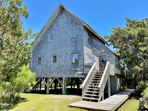 Colorful Sunsets and Serene Location - Charming Island Retreat