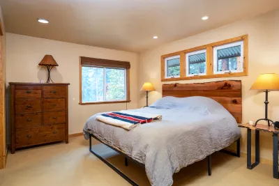Cozy Retreat - Private Backyard Access, Hot Tub, Garage