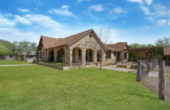 Cozy Interior and Beautiful Outdoor Space - Charming Retro Escape