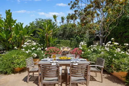 Lush Gardens and Unique Fire Pit - Charming Oasis Retreat