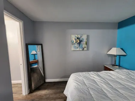 Stylish Retreat - Modern Condo with WiFi, Full Kitchen