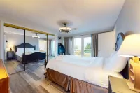 Dream beach home on Lewis Bay with ocean views & amazing outdoor areas Hotel a West Yarmouth