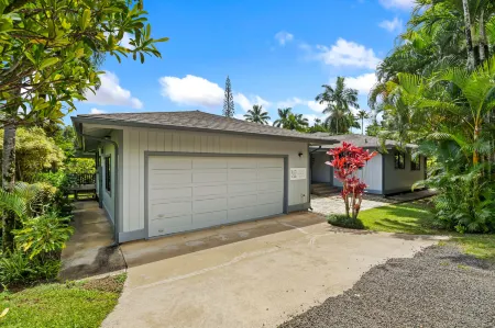 Tropical Oasis with Spacious Lanai and Modern Comforts - Charming Retreat Отели рядом с достопримечательностью «Анини Бич»