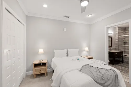 Rooftop Pool, Fitness Center, and Concierge Service - Elegant Retreat