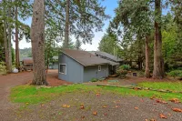 Water-view cottage on Hood Canal - wood stove, beach access, kayaks - 1 Dog OK Các khách sạn ở Seabeck
