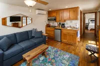 Charming Cottage with Outdoor Patio - Delightful Peaceful Retreat