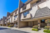 Charming Coastal Retreat with Private Patio - Stylish Family Haven