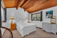 Rustic Mountain Home with Decks and Fireplace - Bright Charming Retreat 塔霍維斯塔住宿飯店