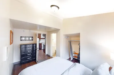 Craftsman Cottage Hotels in Springfield