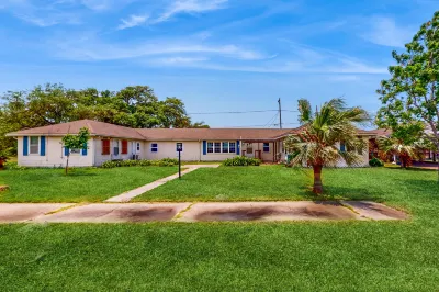 Charming duplex with fast WiFi 2 blocks from beach - snowbirds welcome Hotel dekat Rockport Beach Park