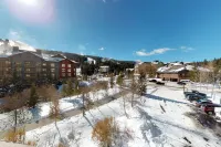 Walk to slopes - Village condo with balcony, views, hot tubs, & gym