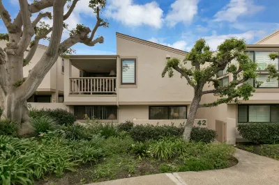 Ocean View Deck and Spacious Living - Stunning Coastal Haven Hotels in der Nähe von Fletcher Cove Community Center