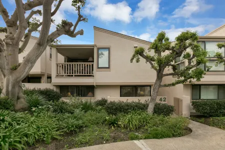 Ocean View Deck and Spacious Living - Stunning Coastal Haven Отели рядом с достопримечательностью «Fletcher Cove Community Center»