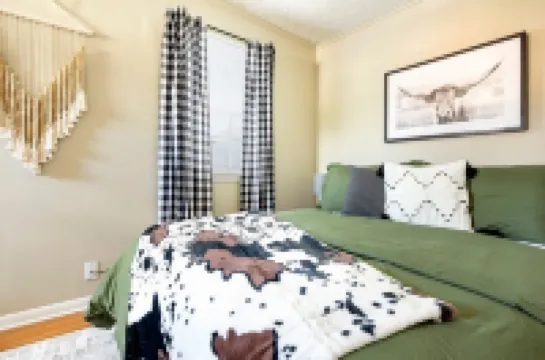 Cozy Western Style with Entertainment Amenities - Charming Stylish Escape فنادق في 