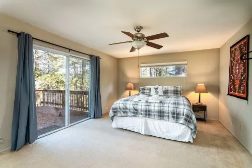 Family Getaway! Walking distance to the lake and close to Yosemite!