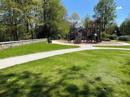 Cozy 1-bedroom creekside flat