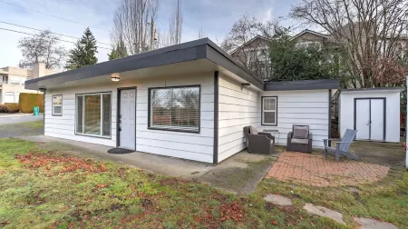 Cozy 86TH Retreat Отели рядом с достопримечательностью «Южный Киркленд Парк энд Райд»