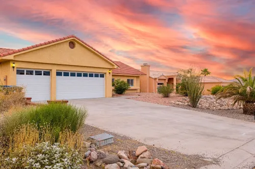 "Lake Lounge" w/Pool & Spa 5 mins from Lake Mohave