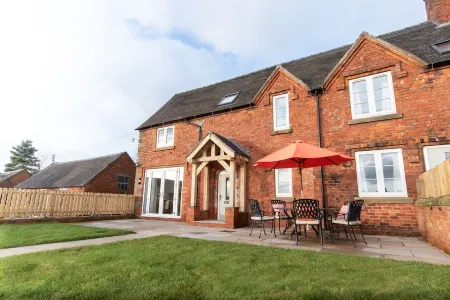 Character Cottage Peak District & Alton Towers