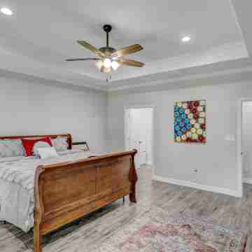 Spacious Backyard and Chef's Kitchen - Stylish Tranquil Retreat Rooms