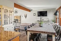 Hot Tub and Game Room with Lake Views - Stunning Modern Retreat