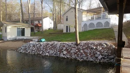 Lake of Egypt waterfront home Отели в г. Крил Спрингс