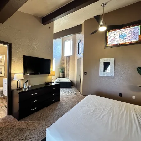 7 Mins to Lake Tahoe Beaches, 3 Mins to Heavenly Ski Slopes! Breathtaking Views!