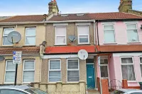 Cosy Tottenham Apartment Sleeps 4 Hotels near The College of Haringey, Enfield and North East London, Tottenham Centre