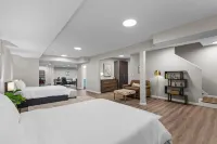 Uptown Elegant Escape | JZ Vacation Rentals - balcony