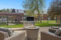 The Fox Den in Old Town! Pool, Sauna & Game Room Hotel di Fort Collins