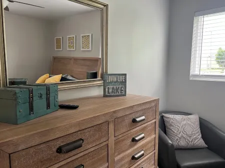 Minutes to Cedar Point & CP sports center; Newly renovated home; Sleeps 6 Отели в г. Сандаски