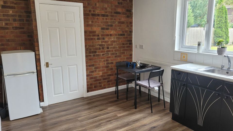 1 Bedroom - Sleeps 3 - Free Parking