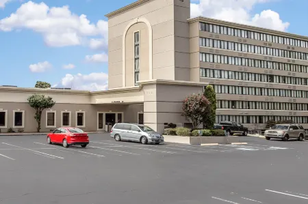 Ramada by Wyndham Winston-Salem Отели рядом с достопримечательностью «Winston-Salem Fairgrounds»