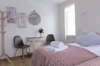 The Apartment - Öbbuhús Hotels in Hvalfjarðarsveit