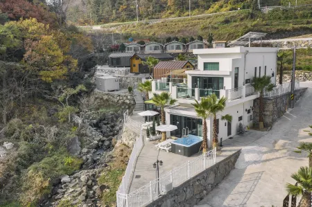 LIM Sea Side Poolvilla Pension