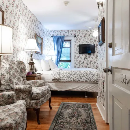Stone Maiden Inn Hotels in Perth County